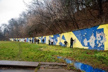 Біля Парку культури у Львові відновлюють мурал “Азовсталь” – 01
