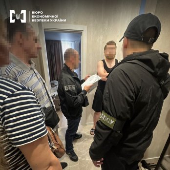 На Львівщині викрили схему ввезення 300 авто під виглядом допомоги ЗСУ – 04