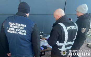 Керівника благодійного фонду із Самбірщини затримали за сприяння ухилянтам у втечі за кордон – 05