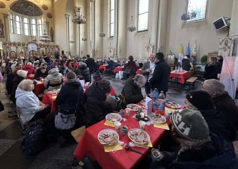 На Різдво у Львові організували благодійні обіди для потребуючих та самотніх людей – 01