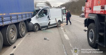 У Городку внаслідок важкої ДТП загинула жінка і постраждала 7-річна дитина – 01