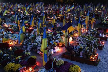 Львів’яни запалили лампадки на могилах полеглих Героїв. Фото зі сторінки Андрія Садового