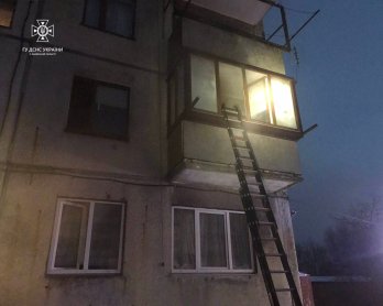 У Жовкві з охопленої вогнем квартири пожежники врятували чоловіка з 5-місячною дитиною – 02