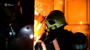 Через ранкову пожежу в центрі Львова з будинку евакуювали 17 людей – 03