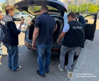 У Львові ексдепутата зі сином затримали під час отримання 7,5 тис. доларів за допомогу ухилянтам – 03