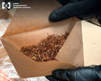 На Буковині правоохоронці знайшли 11 тонн тютюну на одній з автобаз – 01
