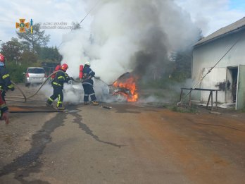 Була повністю охоплена вогнем: рятувальники ліквідували пожежу машини – 02