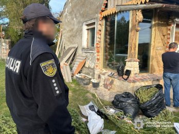Сімейний наркобізнес: на Львівщині викрили плантацію конопель – 08
