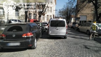 Інспектори назвали вулиці Львова, де найчастіше паркуються у два ряди – 01