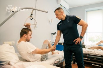 Під час розбору завалів після обстрілу Львова травмувався рятувальник – 01