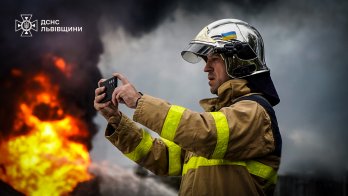 У ДСНС показали рятувальників, які 12 годин ліквідовували наслідки атаки на Львівщину – 23