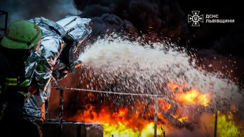 У ДСНС показали рятувальників, які 12 годин ліквідовували наслідки атаки на Львівщину – 11