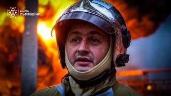 У ДСНС показали рятувальників, які 12 годин ліквідовували наслідки атаки на Львівщину – 16