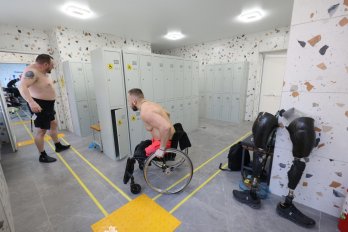 У Львові відкрили басейн зі спеціальним ліфтом для людей на кріслах колісних – 04