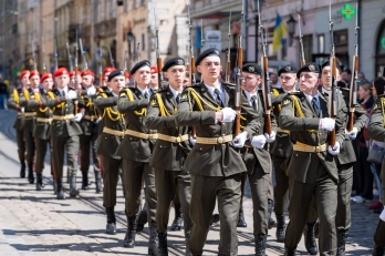 Урочисто винесли бойові прапори оборонних сил: Як у Львові відзначили День міста – 03