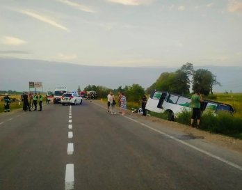 У ДТП на Прикарпатті зіткнулися рейсовий автобус та автомобіль: 16 травмованих, 1 загиблий – 03