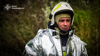 У ДСНС показали рятувальників, які 12 годин ліквідовували наслідки атаки на Львівщину – 17