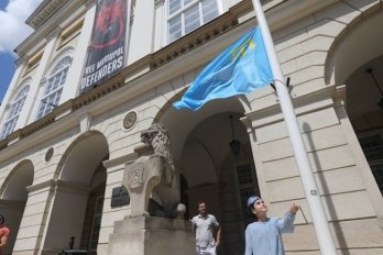 Над львівською Ратушею підняли кримськотатарський прапор – 03