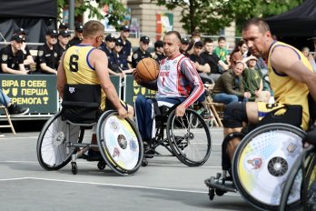 У центрі Львова ветерани зіграли в баскетбол на кріслах колісних – 05