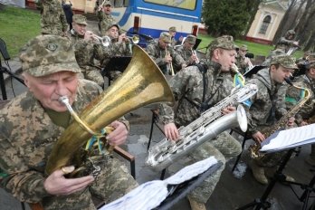 Львівський оркестр Академії сухопутних військ виступив для переселенців – 06