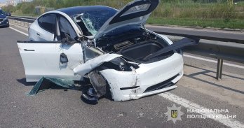 Біля Львова вантажівка перекинулася на дах після зіткнення з двома автівками – 02