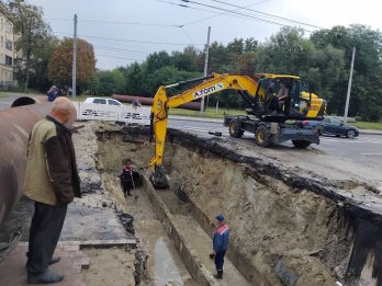 На Науковій у Львові через дощ продовжили ремонт та змінили рух тролейбуса – 02