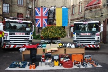 Британія у Львові передала українським рятувальникам парк пожежно-рятувальної техніки (фото) – 02