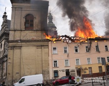 Пошкоджений будинок в центрі Львова