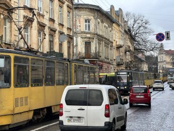 У центрі Львова зіткнулися три авто: рух трамваїв зупинився на півтори години – 11