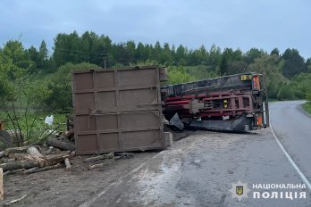 На Яворівщині вантажівка перевернулася в кювет: постраждав пасажир
