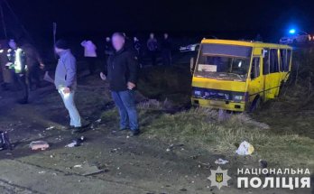 Внаслідок ДТП на Львівщині дві пасажирки випали з автобуса та потрапили під вантажівку – 01