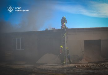 Понад 30 рятувальників гасили пожежу даху будівлі в Перемишлянах – 02