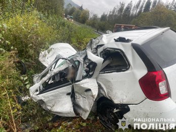 На Львівщині у ДТП з двома авто та вантажівкою загинув водій Renault  – 01