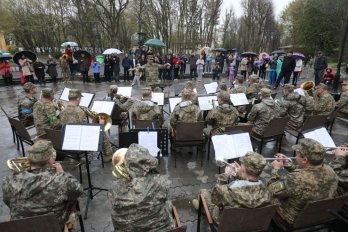 Львівський оркестр Академії сухопутних військ виступив для переселенців – 03