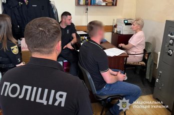 У Львові стоматолог протягнув поліцейського по асфальту та віз іншого на капоті – 01