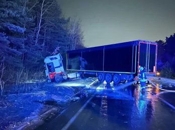 Двоє людей потрапили до лікарні через зіткнення з вантажівкою у Новояворівську – 03