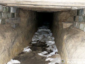 Підземний тунель, через який хотіли проникнути злочинці