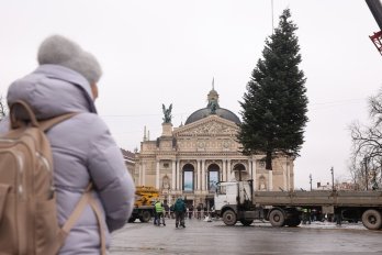 В центрі Львова встановили головну різдвяну ялинку – 06