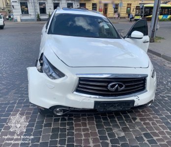 П'яна водійка Infiniti скоїла у Львові три ДТП поспіль
