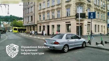 У Львові назвали ТОП-5 вулиць, де водії найчастіше паркуються на смугах для маршруток – 02