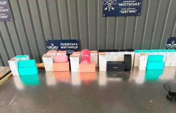 У Шегинях митники виявили сонцезахисні окуляри Prada, Tiffany та Miu Miu на 700 тис. грн – 01