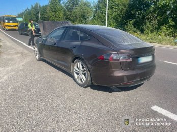 Біля Львова через зіткнення з Tesla згорів автомобіль – 01