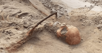 Була прибита серпом до землі: у Польщі археологи виявили останки "жінки-вампіра" (фото) – 01