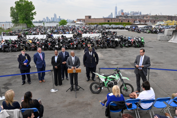 У Нью-Йорку знищили 100 мотоциклів, заборонених на вулицях міста – 02