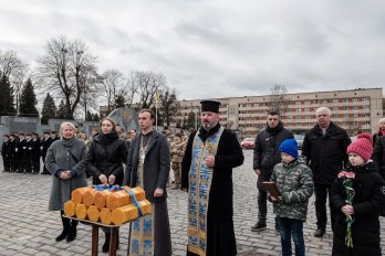 На Стрітення у Львові запалили свічки на могилах загиблих воїнів