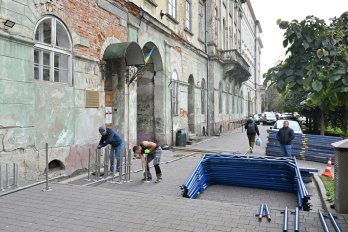 У центрі Львова відреставрують фасад драмтеатру імені Заньковецької – 02