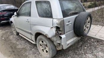 З вулиць Львова приберуть ще 24 покинуті авто — серед них занедбаний бус – 02