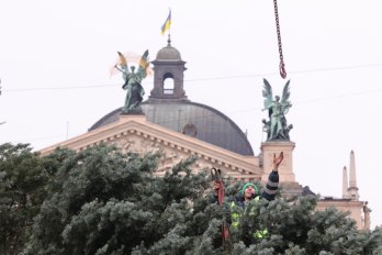 В центрі Львова встановили головну різдвяну ялинку – 07