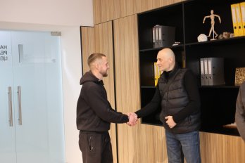 У Львові син донора зустрівся з чоловіками, яких врятували завдяки органам його батька – 01