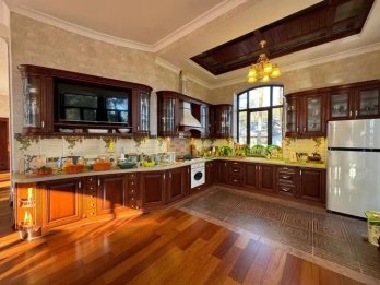 Власниця «Майоли» купила будівлю колишнього візового центру у Львові – 07